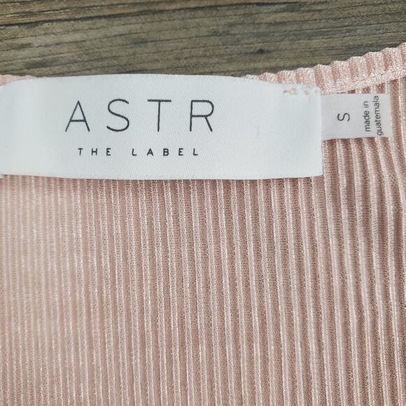 ASTR The Label Crop Plissé Top Blush Pink Size Small Textured Short Sleeve - Picture 3 of 9